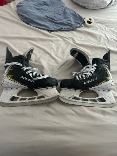 2025 Bauer S25 Vapor Velocity (SMU) Hockey Skates Regular Width 8 (Used)