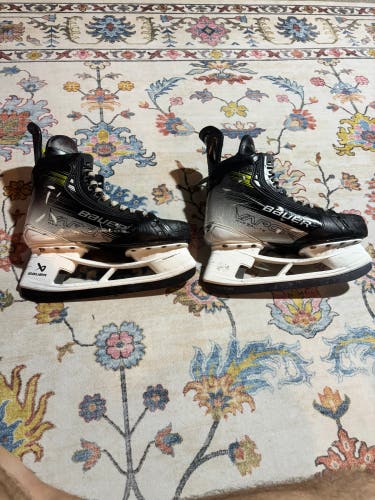 2023 Bauer Vapor Hyperlite 2 Hockey Skates 8 (Used)