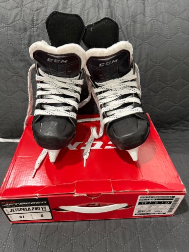 Youth CCM JetSpeed 250 Hockey Skates Regular Width 8 (Used)