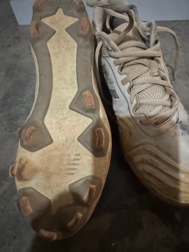 White Women's Size M 7.0 (W 8.0) New Balance Low Top Molded Cleats (Used)