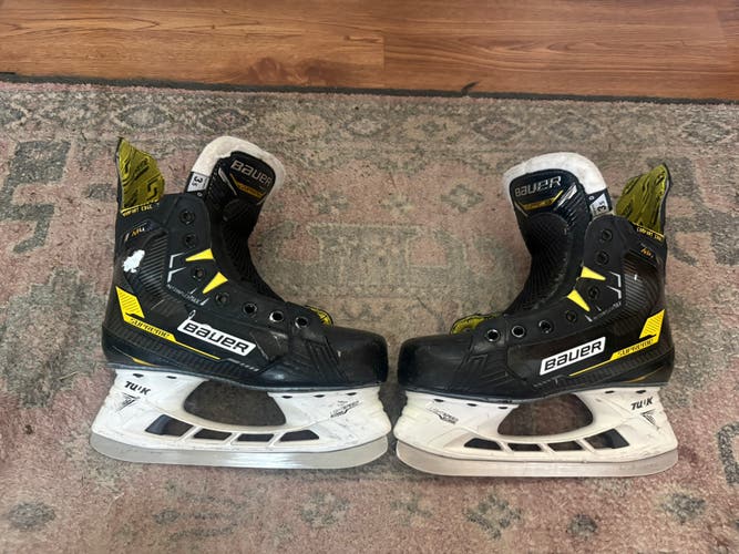2022 Bauer Supreme M4 Hockey Skates Regular Width Size 3.5 (Used)