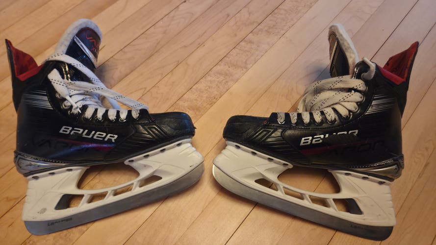 Black Bauer Vapor X4 Hockey Skates Regular Width 7 (Used)