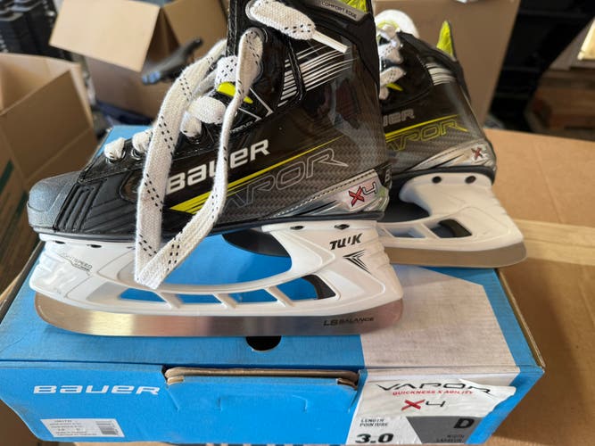 2023 Bauer Vapor X4 Hockey Skates Regular Width Size 3 (Used - like new)