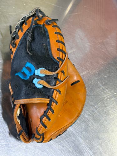 Wilson RH Catcher's A2000 Baseball Glove 32.5" (Used)