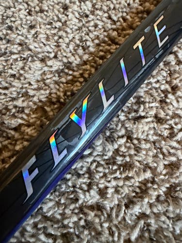 Bauer Vapor Flylite SR Grip RH Hockey Stick P28 77 Flex (New with Flaws) Blk/blue (No Warranty)