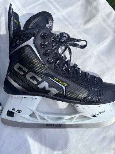 CCM Tacks Vector Plus Hockey Skates Regular Width 7.5 (Used)