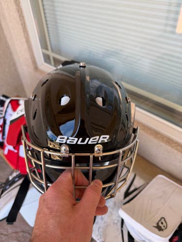 Senior Medium Bauer 930 Goalie Mask (Used)