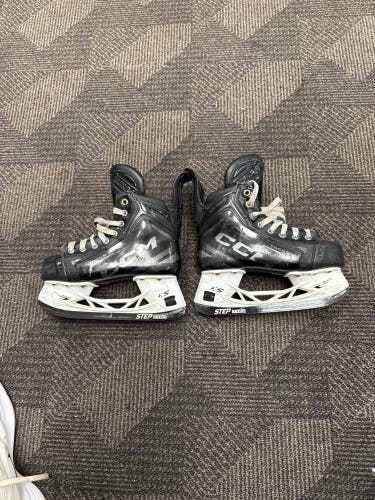 Black 2024 CCM Tacks XF Pro Hockey Skates Regular Width Size 2.5 (Used)(read description)