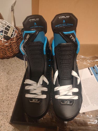Black 2025 True Catalyst 7x4 Hockey Skates Regular Width Pro Stock 8 (New)
