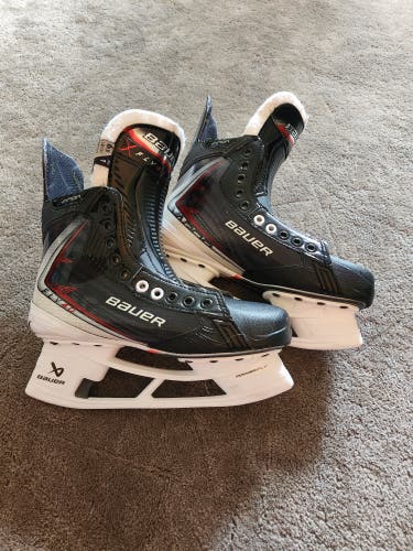 Black Bauer Vapor Fly40 Hockey Skates 6.5 (Used)