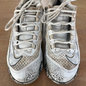 White Unisex Size M 7.0 (W 8.0) Youth Nike Shoes (Used)