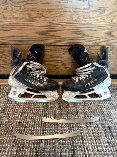 Bauer Vapor Flylite Hockey Skates Size 2.5 (Used)