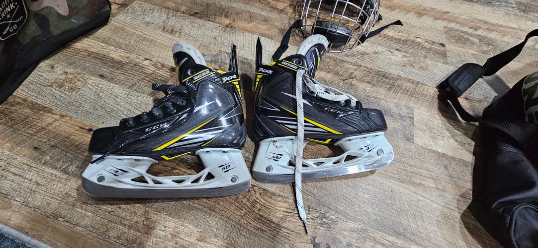 CCM Tacks 6092 Hockey Skates Regular Width Size 3.5 (Used)