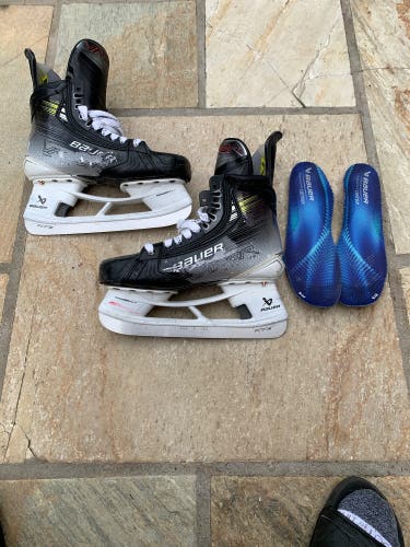 2023 Bauer Vapor Hyperlite 2 Hockey Skates Extra Wide Width 7 (Used)