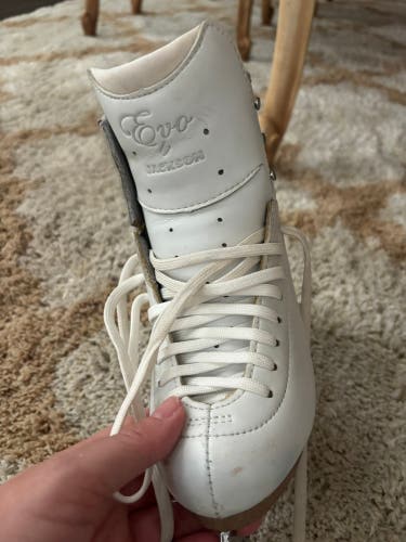 Jackson Ultima Evo Figure Skates Junior 2 (Used)