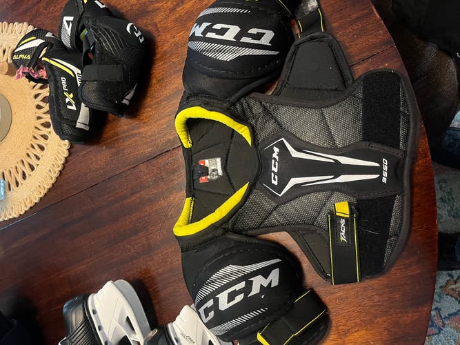 Small Junior CCM Tacks 9550 Shoulder Pads (Used)