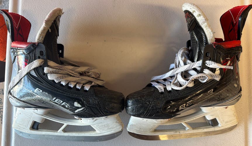 2023 Bauer Vapor X5 Pro Hockey Skates Regular Width Size 3 (Used)