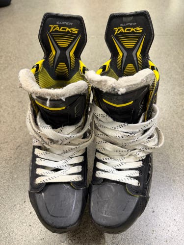2016 CCM Super Tacks Hockey Skates Regular Width 8 (Used)
