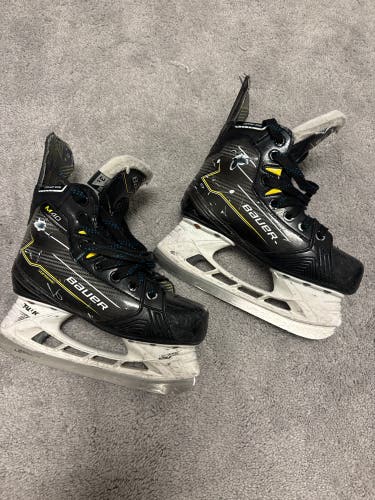Black 2024 Bauer Supreme M40 Hockey Skates Extra Wide Width Size 3.5 (Used)