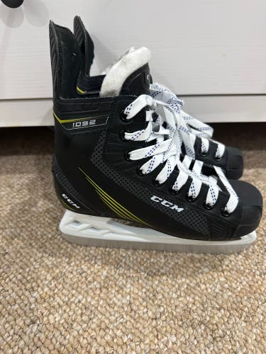 CCM 1052 Hockey Skates Regular Width Junior Size 3 (Used)
