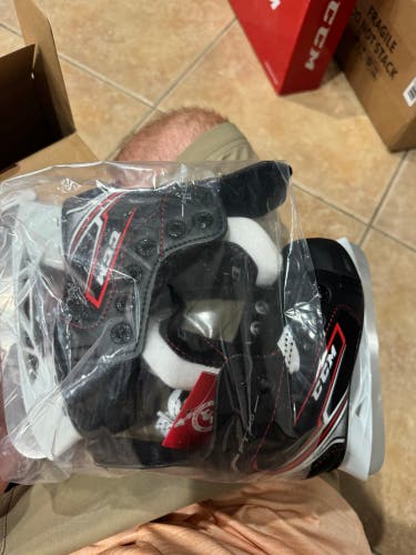 Black 2017 CCM JetSpeed FT340 Hockey Skates Regular Width 8 (New)