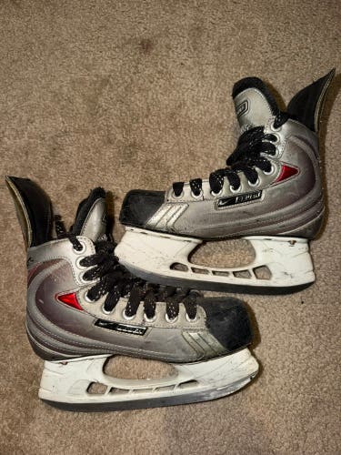 2007 Bauer Vapor XXXX Hockey Skates Regular Width Size 2.5 (Used)