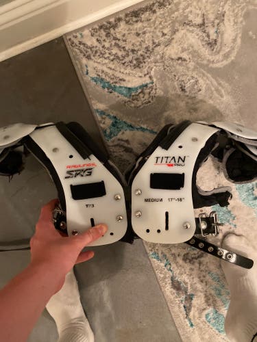 Adult Rawlings SRG QB Shoulder Pads Medium (17-18) (Used)