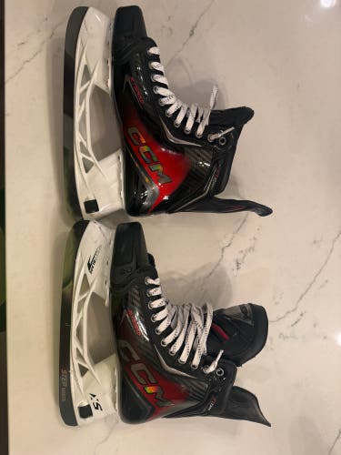 2025 CCM JetSpeed FT8 Pro Hockey Skates Wide Width 10.5 (Used)