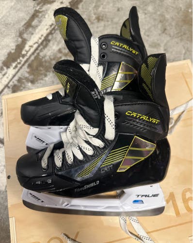 True Catalyst 7 Hockey Skates Size 6.5 Wide (Used)
