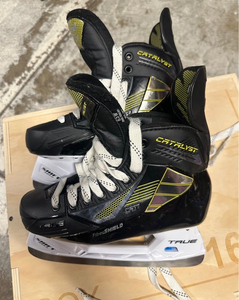 True Catalyst 7 Hockey Skates Size 6.5 Wide (Used)