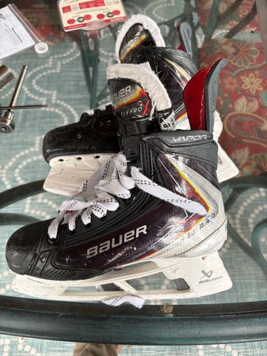 Bauer Vapor Flypro Hockey Skates 8 (Used)