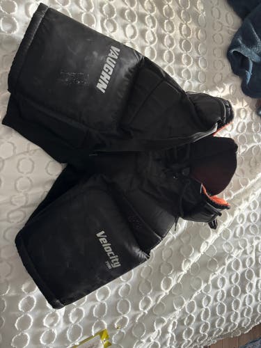 Intermediate Medium Vaughn Velocity 7190 Hockey Goalie Pants (Used)