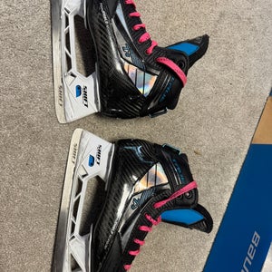 2021 True TF9 Hockey Goalie Skates Regular Width 5.5 (Used)