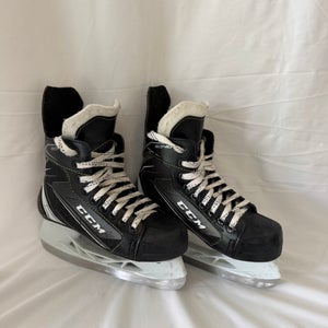 Black/White 2019 CCM Tacks 9040 Hockey Skates Regular Width Size 2 (Used)