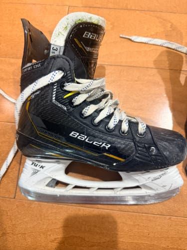 2022 Bauer Supreme M5 Pro Hockey Skates Extra Wide Width Size 3.5 (Used)