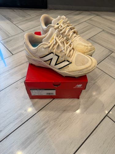 White Men's Size M 7.5 (W 8.5) Adult New Balance 3000v7 Low Top Molded Cleats (Used)