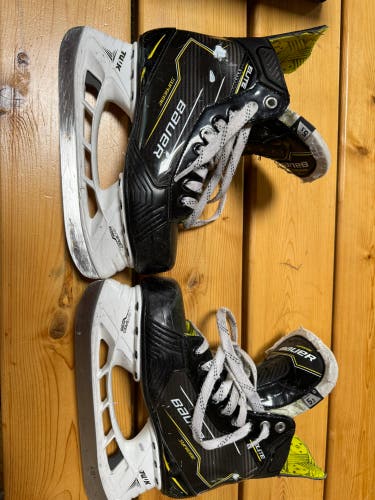 Bauer Supreme Elite Hockey Skates Regular Width Size 5.5 (Used)