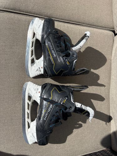 Black 2024 Bauer Supreme M40 Hockey Skates Size 4.5 (Used)
