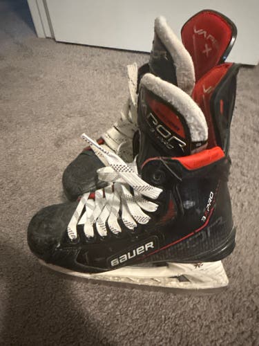 2021 Bauer Vapor 3X Pro Hockey Skates Regular Width Size 2.5 (Used)