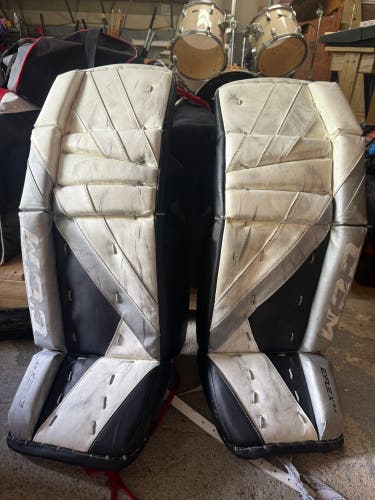 30" CCM Extreme Flex 5.5 Goalie Leg Pads (Used)