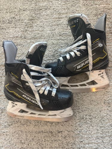 Junior Bauer Supreme Matrix Hockey Skates Regular Width Size 1.5 (Used)