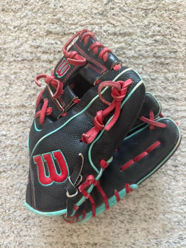Black Wilson A2000 RH Baseball Glove 11" (Used)