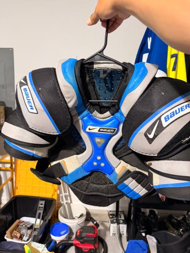 Medium Senior Bauer One90 Shoulder Pads (Used)