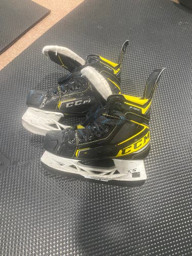Black/Yellow 2016 CCM Super Tacks Hockey Skates Regular Width Size 3 (Used)