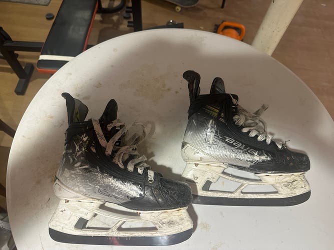 2023 Bauer Vapor Hyperlite 2 Hockey Skates Regular Width Size 5.5 (Used)