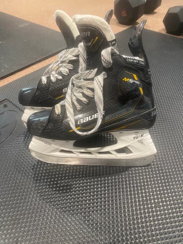 2022 Bauer Supreme M5 Pro Hockey Skates Size 4.5 (Used)