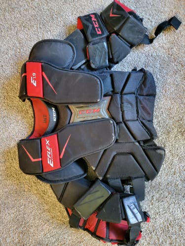 Small / Medium CCM Extreme Flex Shield 1.9 Goalie Chest Protector (Used)