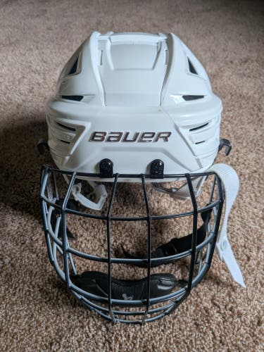 Medium Bauer Re-Akt 155 Helmet (Used)