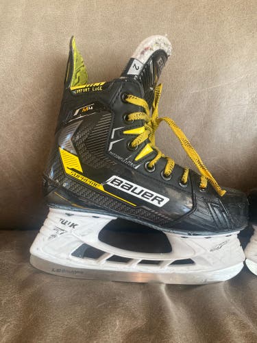 B 2022 Bauer Supreme M4 Hockey Skates Extra Wide Width Size 2 (Used) EE