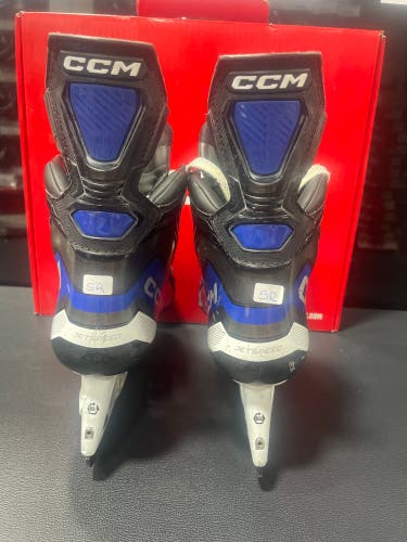 Blue CCM JetSpeed XTRA PLUS Hockey Skates Regular Width Size 5 (Used)